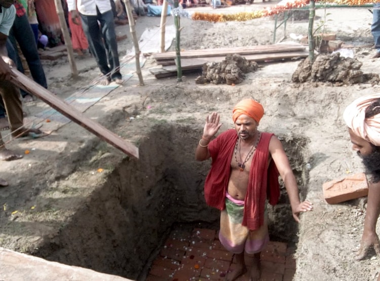 3 घंटे तक गड्ढे में बाबा की समाधि, मंदिर निर्माण की ली थी प्रतिज्ञा