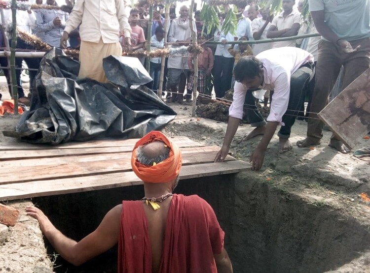 3 घंटे तक गड्ढे में बाबा की समाधि, मंदिर निर्माण की ली थी प्रतिज्ञा