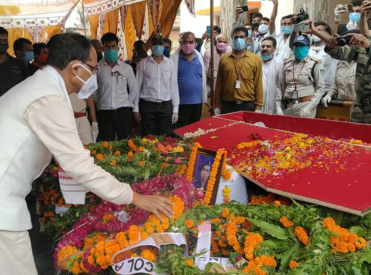 CM शिवराज ने दिया शहीद दीपक को कंधा, विदाई देने उमड़ा जनसमूह