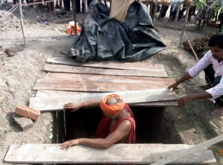 3 घंटे तक गड्ढे में बाबा की समाधि, मंदिर निर्माण की ली थी प्रतिज्ञा