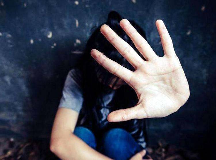 पूर्व कलेक्टर पर लगा चेंबर में रेप का आरोप, अश्लील चैट के दिए सबूत