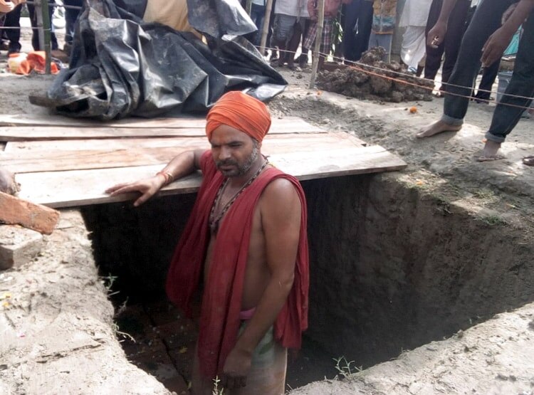 3 घंटे तक गड्ढे में बाबा की समाधि, मंदिर निर्माण की ली थी प्रतिज्ञा