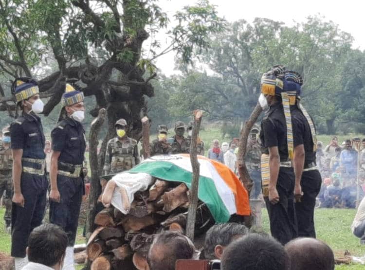 CM शिवराज ने दिया शहीद दीपक को कंधा, विदाई देने उमड़ा जनसमूह