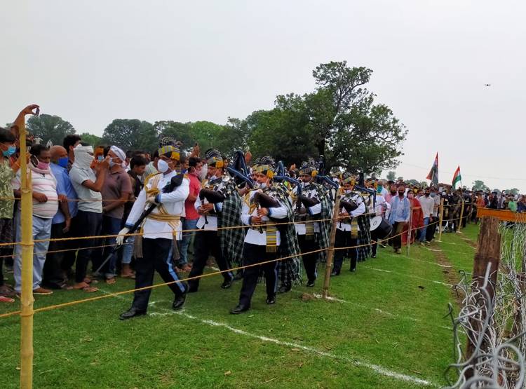 CM शिवराज ने दिया शहीद दीपक को कंधा, विदाई देने उमड़ा जनसमूह