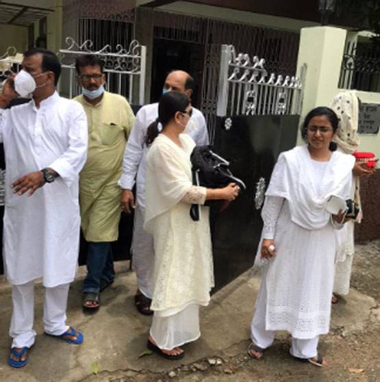 पटना में पिता ने गंगा में प्रवाहित कीं सुशांत की अस्थियां, बहनें भी रहीं मौजूद PHOTOS