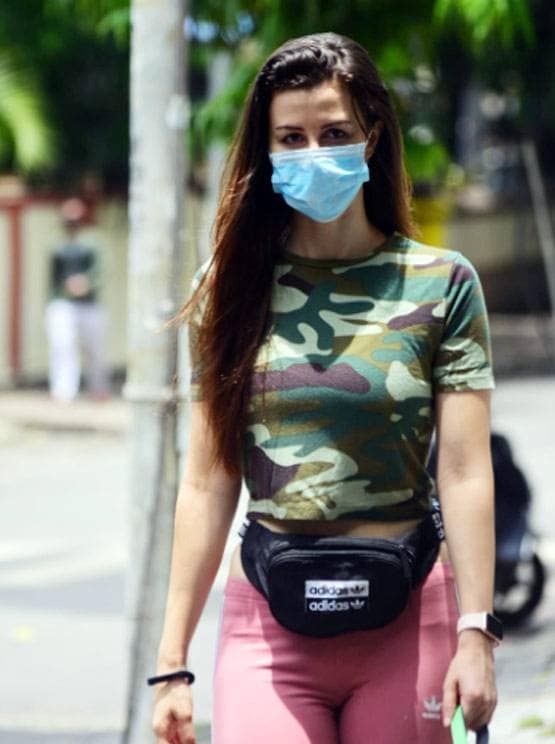 मास्क लगाकर वॉक पर निकलीं अरबाज की गर्लफ्रेंड, दोस्त संग दिखीं रकुल प्रीत