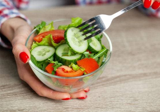 झड़ते बालों से हैं परेशान तो अपनी डाइट में शामिल करें ये तीन चीजें