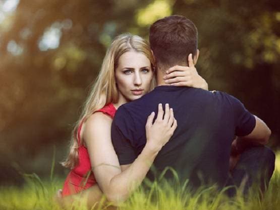 पति के पासवर्ड थे गर्लफ्रेंड के नाम, पत्नी को पता चला तो खड़ा हुआ तमाशा