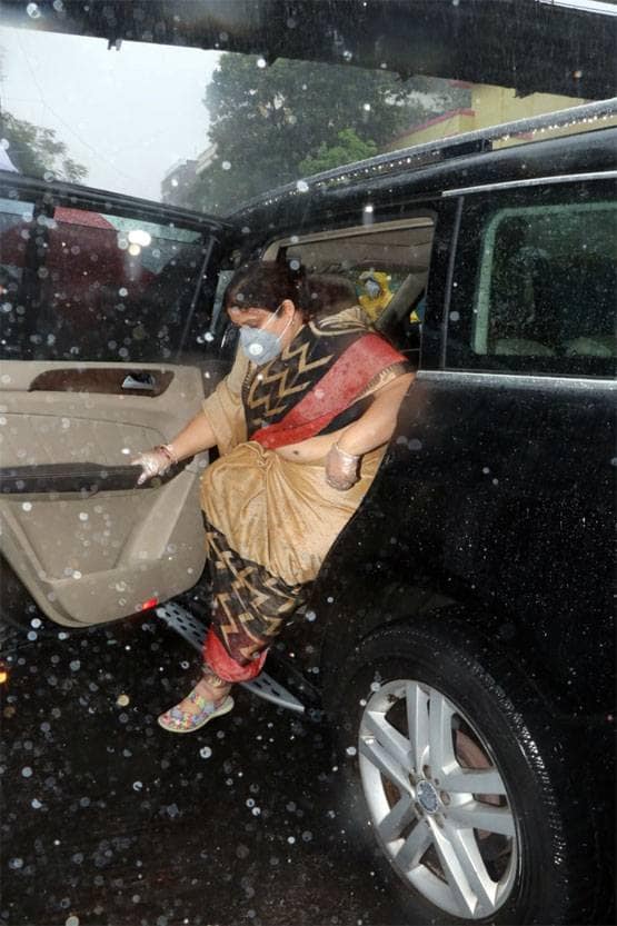 आंखों में आंसू, दिल में सवाल छोड़ चले गए सुशांत, आखिरी विदा देने आए परिवार-दोस्त