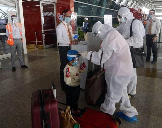 तीन तरीके से फैल रहा कोरोना संक्रमण, जानें किसके क्या हैं लक्षण