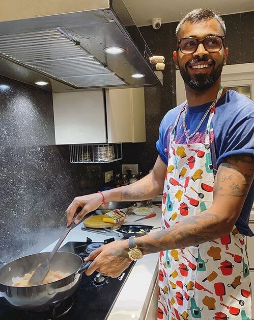 किचन में चीज बटर मसाला बनाते दिखे हार्दिक पंड्या, गब्बर ने कर दी खिंचाई