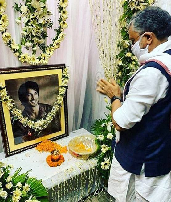 सुशांत की प्रेयर मीट में पहुंचीं अक्षरा सिंह, सुशील मोदी ने भी दी श्रद्धांजलि