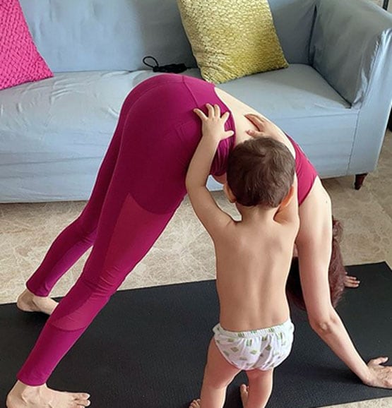 नन्हे बेटे संग 'भाभीजी घर पर हैं' फेम सौम्या का योगा सेशन, तस्वीरें वायरल