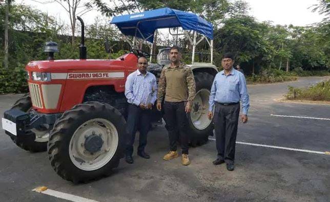 VIDEO: धोनी ने रांची की सड़क पर भगाया ट्रैक्टर, हिल गया पास में बैठा आदमी