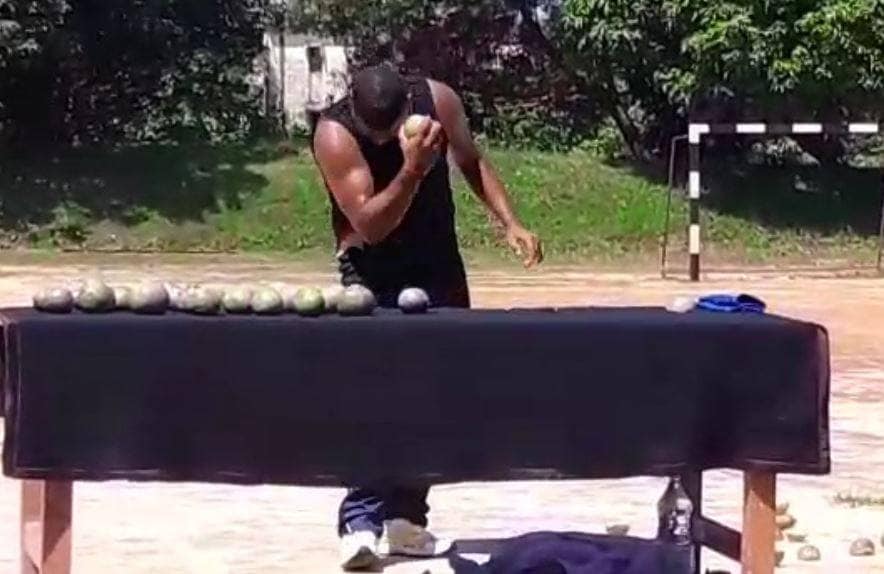 इंसान या फौलाद, आर्मी जवान ने सिर से मोड़ा सरिया, फोड़ दिया नारियल