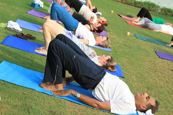 योग करते वक्त अनजाने में कहीं आप तो नहीं करते ये बड़ी गलतियां?