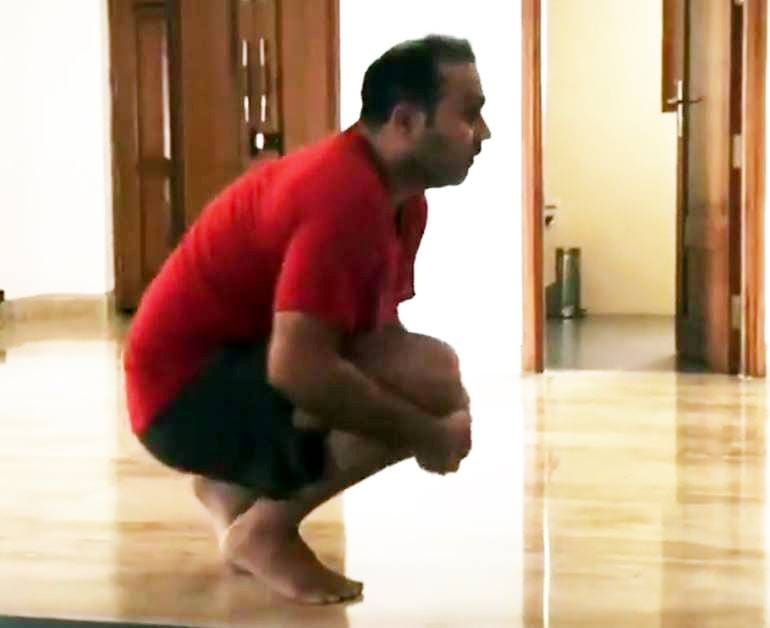 वीरू कर रहे 'स्क्वाट वॉक', VIDEO शेयर कर बोले- योगा से ही होगा