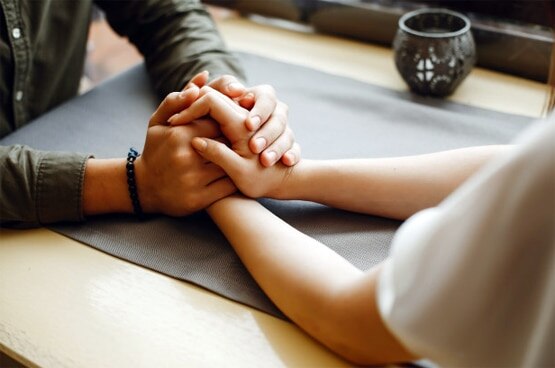 पति को धोखा देना पड़ा भारी, भरना होगा 10 लाख से ज्यादा का जुर्माना