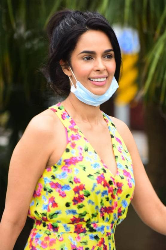 इवनिंग वॉक पर निकलीं मल्लिका शेरावत, येलो ड्रेस में दिखीं खूबसूरत