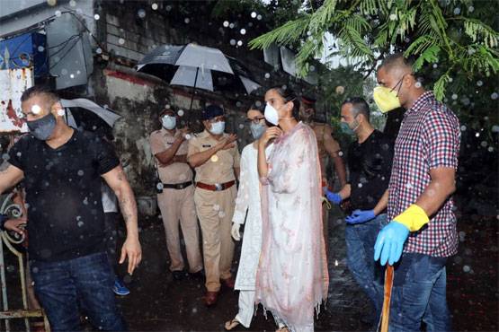 सुशांत को अलविदा कहने पहुंचीं श्रद्धा कपूर-कृति सेनन, परिवार भी शामिल