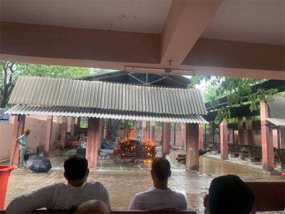 आंखों में आंसू, दिल में सवाल छोड़ चले गए सुशांत, आखिरी विदा देने आए परिवार-दोस्त