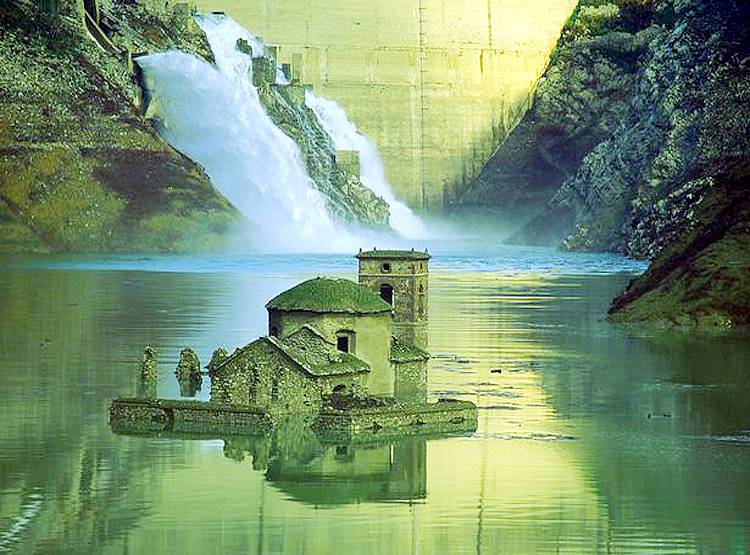 26 साल बाद झील से बाहर आया इटली का ये गांव, इसलिए दफनाया था पानी में