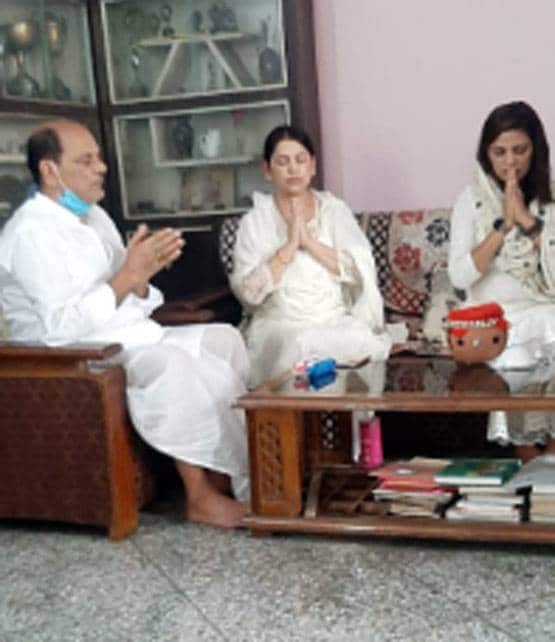 पटना में पिता ने गंगा में प्रवाहित कीं सुशांत की अस्थियां, बहनें भी रहीं मौजूद PHOTOS