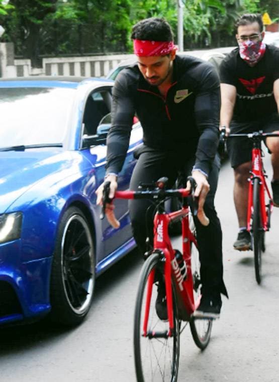 ना हाथों में ग्लव्स, ना मुंह पर मास्क, कोरोना के बीच साइकिलिंग पर निकले सूरज