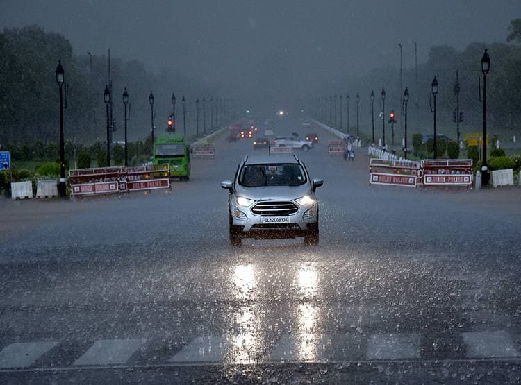 बारिश में कैसा होगा कोरोना का हाल, जानिए क्या कहते हैं एक्सपर्ट