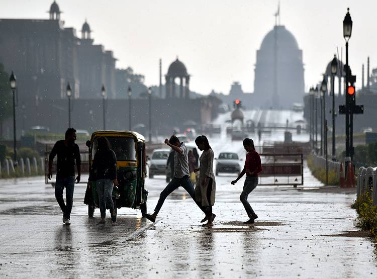 बारिश में कैसा होगा कोरोना का हाल, जानिए क्या कहते हैं एक्सपर्ट