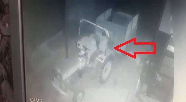 पहले चुराया कूलर फिर वापस रखने पहुंचे चोर, CCTV में कैद वारदात