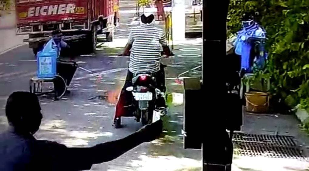 गुजरात: बाइक सैनिटाइज करवा रहा था कर्मचारी, अचानक लग गई आग