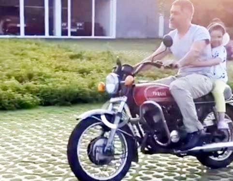 VIDEO: धोनी ने कड़कती बिजली के बीच दौड़ाई बाइक, जीवा ने एन्जॉय की राइडिंग