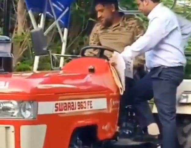 VIDEO: धोनी ने रांची की सड़क पर भगाया ट्रैक्टर, हिल गया पास में बैठा आदमी