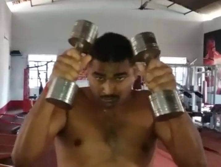 इंसान या फौलाद, आर्मी जवान ने सिर से मोड़ा सरिया, फोड़ दिया नारियल