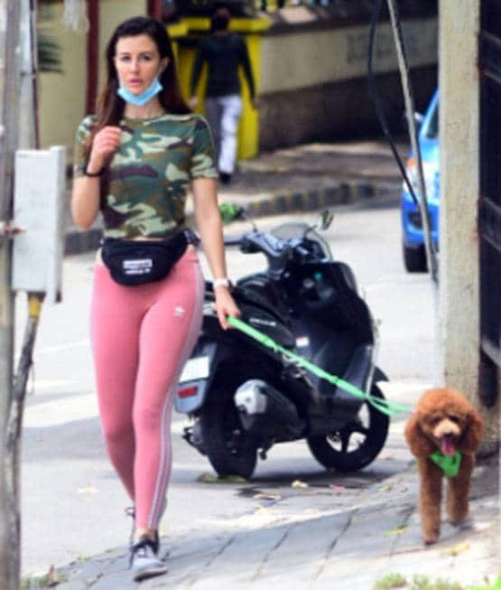 मास्क लगाकर वॉक पर निकलीं अरबाज की गर्लफ्रेंड, दोस्त संग दिखीं रकुल प्रीत