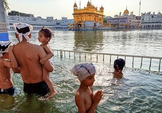 लॉकडाउन खुलने के बाद मंदिर-गुरुद्वारों में दर्शन के लिए पहुंचे भक्त