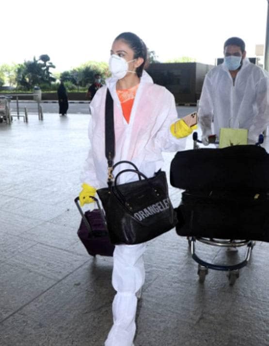 मुंबई एयरपोर्ट पर स्पॉट हुईं रकुल प्रीत, PPE किट-मास्क पहने आईं नजर
