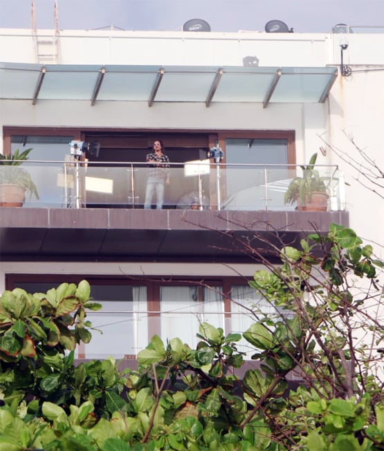 घर की बालकनी में लाइट्स-कैमरा संग शूटिंग करते नजर आए शाहरुख, Photos