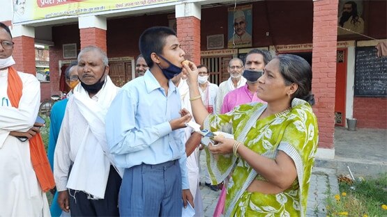 पुरानी किताबों से की पढ़ाई, UP में मिस्त्री के बेटे ने जिले में किया टॉप