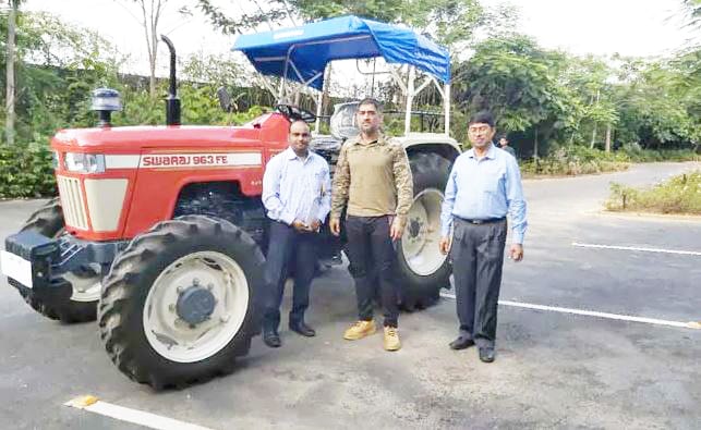 धोनी नए ट्रैक्टर से करते दिखे ऑर्गेनिक खेती, VIDEO वायरल