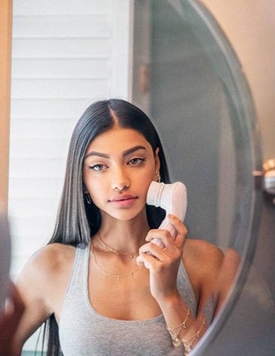 अनन्या पांडे की कजिन ने शेयर की बिकिनी फोटो, महिला यूजर ने बताया-गैंगरेप के लायक