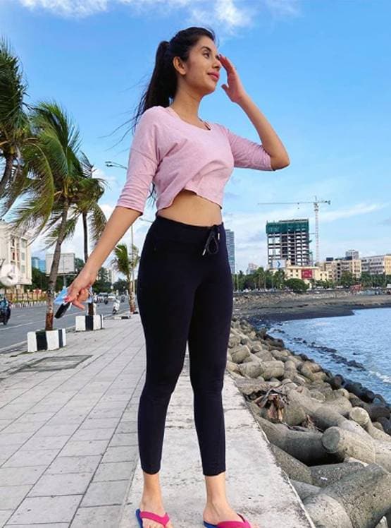 सैर पर निकलीं सुष्मिता सेन की भाभी चारु, मरीन ड्राइव पर ऐसे किया एन्जॉय