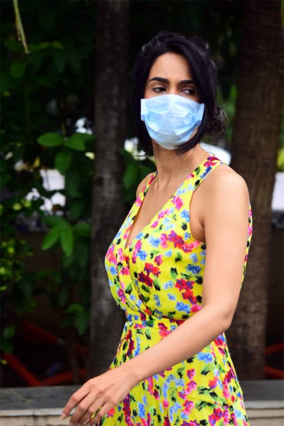 इवनिंग वॉक पर निकलीं मल्लिका शेरावत, येलो ड्रेस में दिखीं खूबसूरत