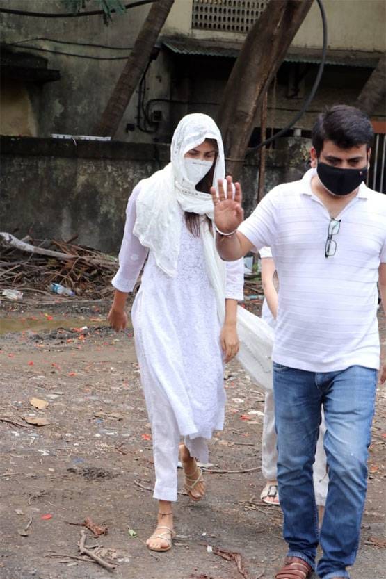 सुशांत को अ‍लविदा कहने श्मशान घाट पहुंची थीं करीबी दोस्त रिया