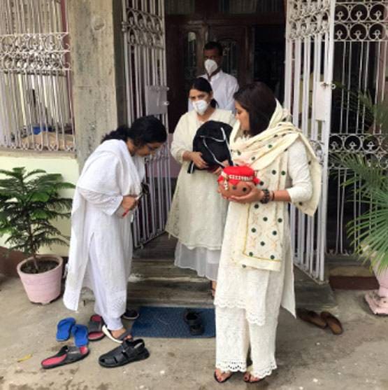 पटना में पिता ने गंगा में प्रवाहित कीं सुशांत की अस्थियां, बहनें भी रहीं मौजूद PHOTOS