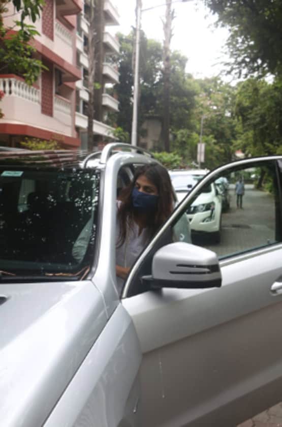 फरहान अख्तर के घर पहुंची शिबानी दांडेकर-रिया चक्रवर्ती, Photos