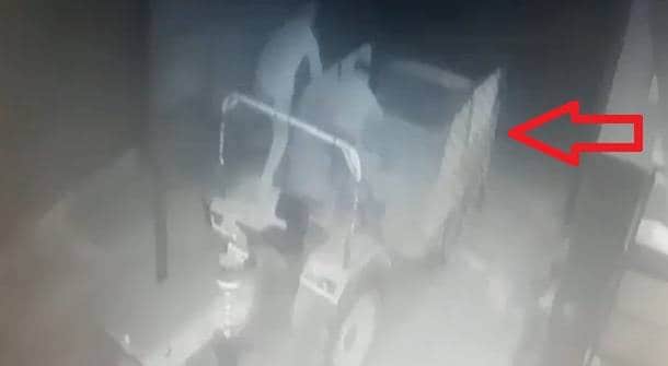 पहले चुराया कूलर फिर वापस रखने पहुंचे चोर, CCTV में कैद वारदात