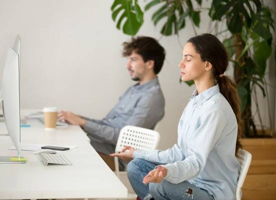 लॉकडाउन: वर्क फ्रॉम होम में चेयर के साथ करें ये 6 वर्कआउट