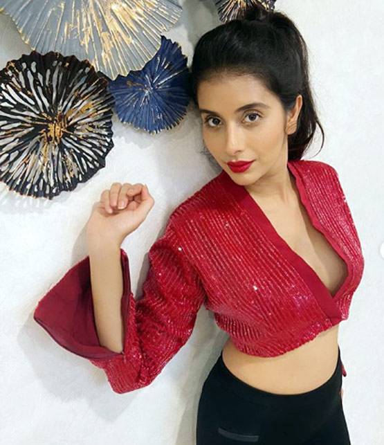 रेड टॉप- ब्लैक ट्राउजर में गॉर्जियस दिखीं सुष्मिता सेन की भाभी, Photos